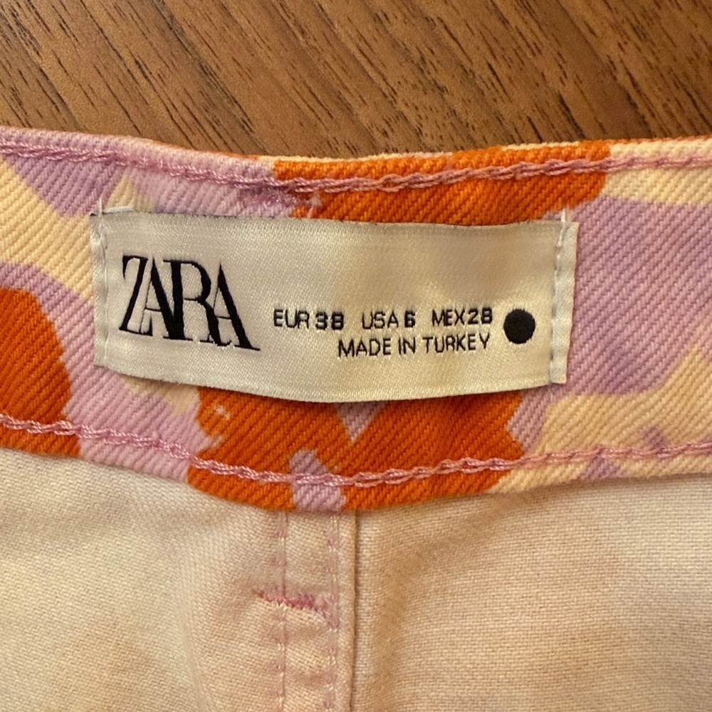 Zara The 90's denim jean shorts in a poppy print 
Size 6 - Picture 2 of 5